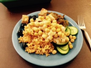 Minu tavaline lõuna senimaani: riis, kikerherned, tofu, oliivid, kurk.