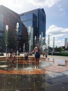 Ilm oli imeilus! 31 kraadi sooja ja tõesti oli palav. Olin ainuke "täiskasvanu" laste seas, kes purskkaevu ronis ja unustas ära vaoshoituse. Tooge oma ellu rohkem mängurõõmu ja ärge hoidke end tagasi, sest "täiskasvanud ju nii ei tee".