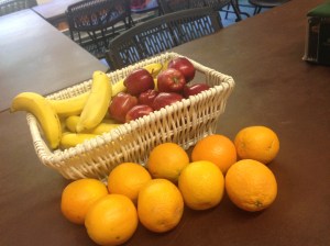 Banaanid, õunad, apelsinid on igapäevaselt saadaval :)